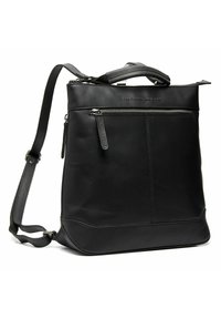 Sac à dos en cuir noir avec un design structuré, une poigné supérieure, une sangle ajustable, une poche zippée à l'avant et une texture lisse. Base robuste avec des accents minimalistes.