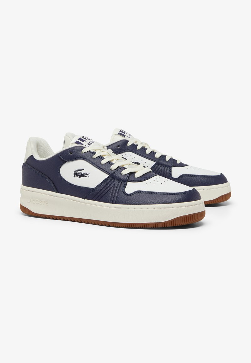 Lacoste-Sneaker mit einem oberen Teil aus navyfarbenem Leder, weißen Akzenten, einem strukturierten Design und einer Sohle aus braunem Gummi. Verfügt über eine Schnürung und ein Logo.