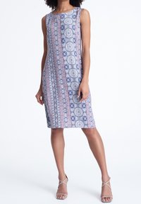 Robe sans manches au design multicolore bleu et rose avec des motifs élaborés. Texture lisse, coupe mi-mollet et décolleté rond.