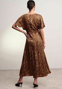 Next RUCHED CRINKLE MIDI-REGULAR FIT - Maxiklänning - brown