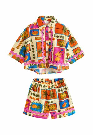 Koszula z krótkim rękawem zapinana na guziki oraz szorty z elastyczną talią, komplet z kolorowym nadrukiem tropikalnych owoców i liści ozdobiony różowymi falistymi liniami.
