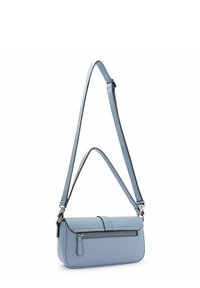 Borsa a tracolla azzurro chiaro in pelle texture, con chiusura a patta e tasca frontale con zip. Presenta tracolle regolabili e dettagli in metallo argentato.