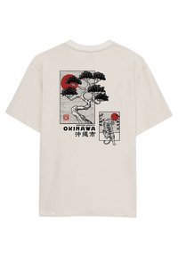 Beige katoenen t-shirt met zwarte en rode grafische prints van een boom en een tijger, met Japanse tekst en een zonmotief op de achterkant.