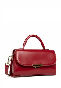 Borsa a mano in pelle rossa con una forma rettangolare strutturata, manico superiore, tracolla rimovibile, hardware dorato e chiusura a pattina magnetica.