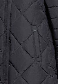 Černá prošívaná péřová bunda se vzorem diamantů, zapínáním na patentky, zipovou kapsou a hladkým texturovaným materiálem.