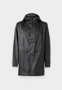 Veste imperméable noire avec capuche, zips à l'avant, deux poches poitrine, cordons de serrage ajustables et finition lisse et mate.