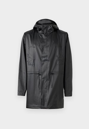 Veste imperméable noire avec capuche, zips à l'avant, deux poches poitrine, cordons de serrage ajustables et finition lisse et mate.