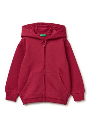 Czerwona bluza z kapturem na zamek, wykonana z miękkiego materiału, z kapturem, dwiema przednimi kieszeniami i ściągaczami przy rękawach. Prosty design bez widocznych wzorów.