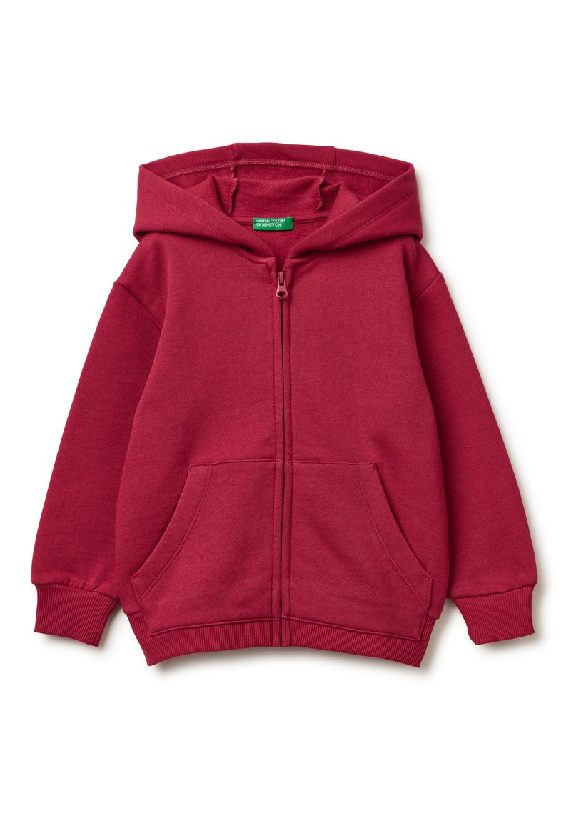 Czerwona bluza z kapturem na zamek, wykonana z miękkiego materiału, z kapturem, dwiema przednimi kieszeniami i ściągaczami przy rękawach. Prosty design bez widocznych wzorów.