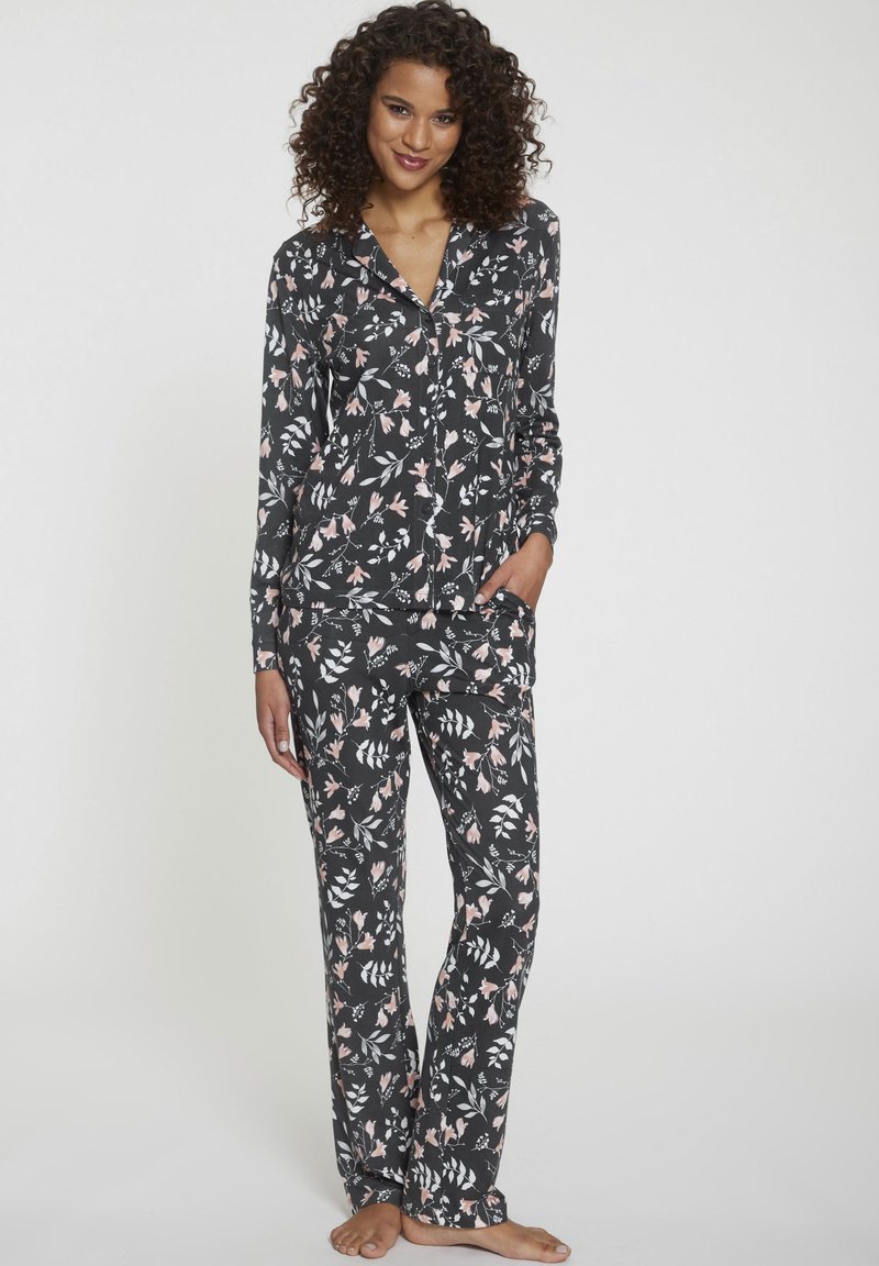 Floral pyjamastel in het zwart met roze en witte patronen, met lange mouwen, een overhemd met knoopjes en bijpassende broeken. Zachte stof.