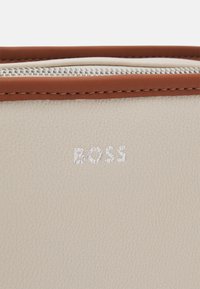 BOSS SANDY CROSSBODY - Skuldertasker - open white