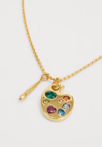 Zlati ogrlica z obeskom v obliki slikarske palete, okrašena z raznobarvnimi dragimi kamni in majhnim obeskom v obliki čopiča.