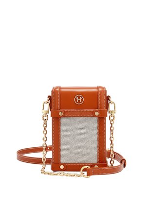 Bolso bandolera rectangular de cuero marrón con correa de cadena dorada, panel delantero de tela blanca y logo circular dorado en la solapa.