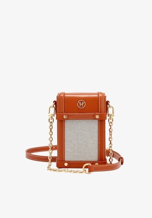Bolso bandolera rectangular de cuero marrón con correa de cadena dorada, panel delantero de tela blanca y logo circular dorado en la solapa.