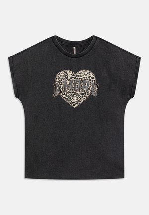 T-shirt nera a maniche corte con un design a cuore leopardato e la parola "AMORE" in lettere in grassetto. Realizzata in cotone, vestibilità comoda.
