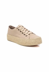 Zapatillas de lona beige con una suela de plataforma de cuerda de yute texturizada, con un diseño de cordones y ojales de metal.