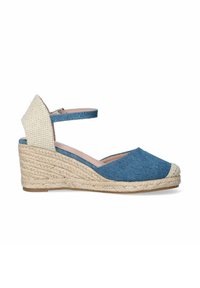 Sandali wedge in denim con suola in juta intrecciata, presentano una parte superiore blu, un tacco beige testo e una cinghia alla caviglia regolabile.