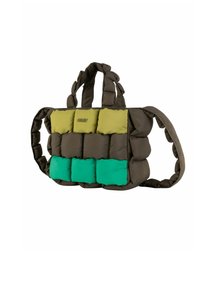 Bruine, gevoerde tote bag met blokken van olijfgroen en teal-accenten, voorzien van dubbele korte handvatten en een gestructureerd, quilted ontwerp.