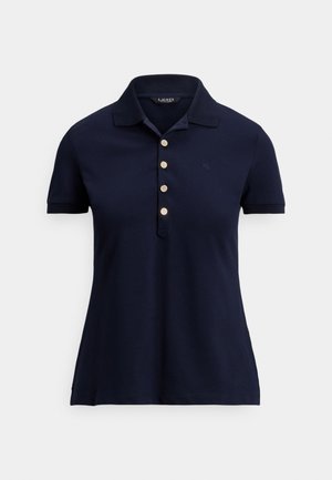 Temno modra polo majica iz bombaža. Ima ovratnik z ovratnikom, pet zlatih gumbov in subtilen logotip na prsih. Kratki rokavi.