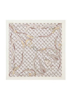 Écharpe crème et beige à motifs avec fond matelassé, dotée de sangles entrelacées, de pompons, de boucles dorées et de détails du logo Guess.