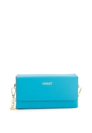 Türkise rechteckige Clutch mit goldfarbenen Beschlägen und einer Kettenriemen. Glatte Oberfläche und Klappen-Design; mit "VENEZIA"-Logo.