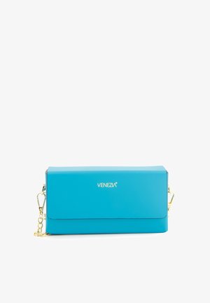 Tekenblauwe rechthoekige clutch met gouden hardware en een kettingriem. Gladde afwerking en ontwerp met opklapflap; bevat het "VENEZIA" logo.