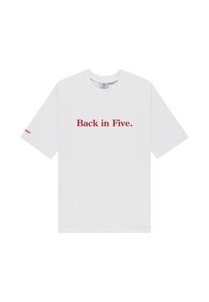 Valkoinen lyhythihainen t-paita, jossa punainen teksti "Back in Five." keskellä etupuolella ja pieni punainen logo vasemmassa hihassa.