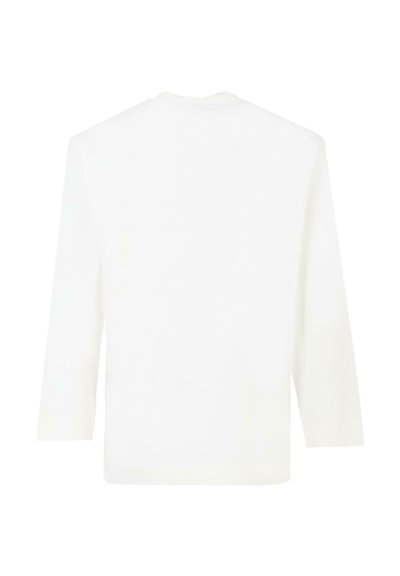 Camicia bianca a maniche lunghe in cotone. Presenta un collo a giro e un orlo dritto. La parte posteriore è semplice, senza alcun motivo o decorazione.