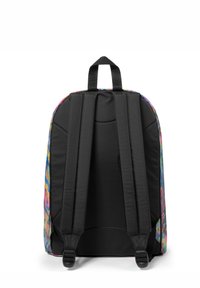 Mochila con un patrón abstracto colorido en los laterales, correas de tela negra y un asa superior para un fácil transporte.
