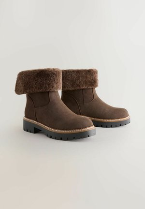 Rudos suede ankle batai su puriu, pūkiniu apvadu, kontrastinga siuvinėjimu ir tvirtu juodu guminiu padu su sukibimo raštais.