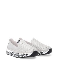 Grau gestaltete Slippers mit einem perforierten Design, einer schwarzen Akzentsohle mit weißen Mustern und einem Markenetikett an der Seite.