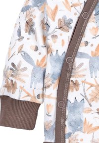 Baumwoll-Babystrickjacke mit weißem Hintergrund, die graue Fuchs- und Blättermuster in Orange und Braun zeigt, mit braunen gerippten Bündchen und Verschluss.