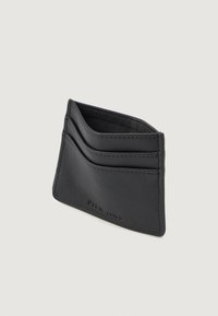 Porta-cartões de couro preto com textura suave, apresentando múltiplos slots para cartões e um design minimalista. Logótipo da marca estampado à frente.