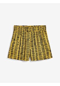 Pantalones cortos amarillos con un patrón abstracto negro, cinturilla elástica y dos bolsillos laterales. Hechos de una tela ligera para mayor comodidad.