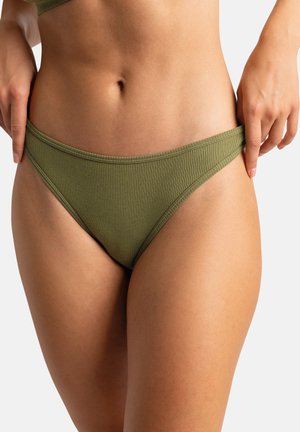 Bas de bikini côtelé vert olive avec une taille basse, une ceinture étroite et une texture lisse. Présente un design minimaliste sans accents supplémentaires.