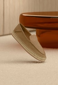 Selected, medium beige