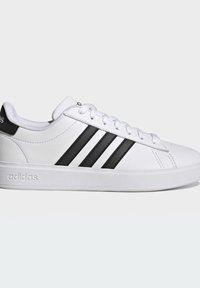 Weißer Adidas Sneaker mit schwarzen drei Streifen, weißen Schnürsenkeln und eingeprägtem Logo an der Sohlenaußenseite, von der Außenseite gezeigt.