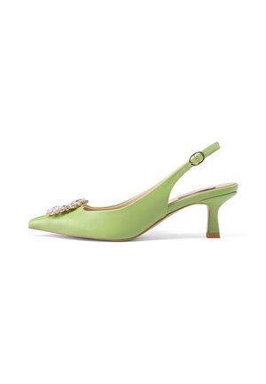 Scarpa slingback verde in pelle con punta affilata, tacco piccolo e decorazioni in strass sulla tomaia. Texture liscia, design minimalista.