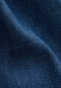 Țesătură din denim de culoare albastru închis, cu o textură netedă și o ușoară strălucire. Prezintă modele fine țesute și variații subtile de culoare.