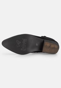 Zapato de ante negro con suela texturizada, punta afilada y tacón bajo apilado. Presenta un logo de la marca y una marca de tamaño en la parte inferior.