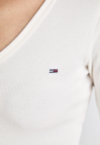 Tommy Jeans SLIM ESSENTIAL - Pitkähihainen paita - ancient white