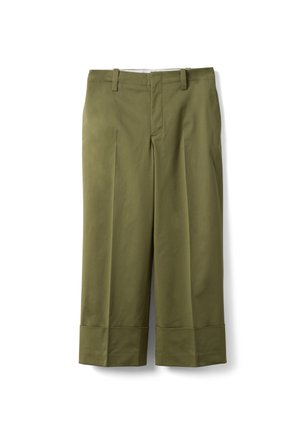 Olijfgroene cropped broek met wijde pijpen, voorplooien, omgeslagen zoom, riemlussen en een verborgen sluiting aan de voorkant, op een witte achtergrond.
