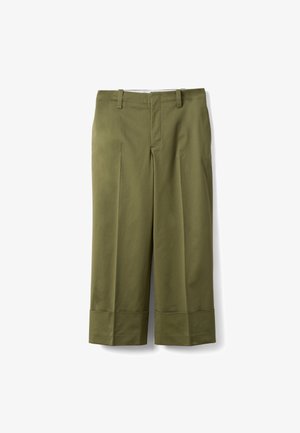 Pantalon large court vert olive avec plis à l'avant, ourlets retroussés, passants pour ceinture et fermeture avant dissimulée sur fond blanc.