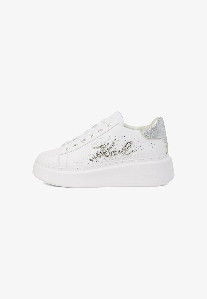 Baskets à plateforme blanches avec talon à paillettes argentées et détail de script en strass sur le côté, avec lacets blancs et semelle épaisse.