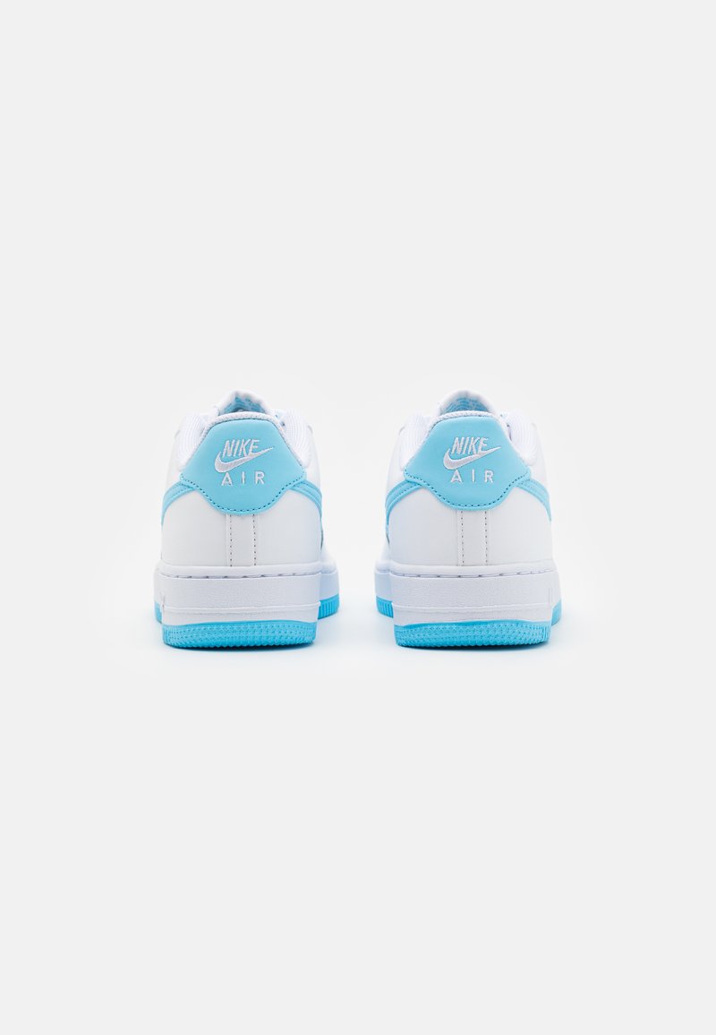 Sneakers Nike Air bianchi con accenti azzurri. Presentano una tomaia in pelle liscia, un collare imbottito e una suola in gomma texture.