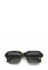 Vierkante zonnebril met een schildpadpatroon, zwart en bruin kleurenschema, donker getinte lenzen en opvallende hoeken.