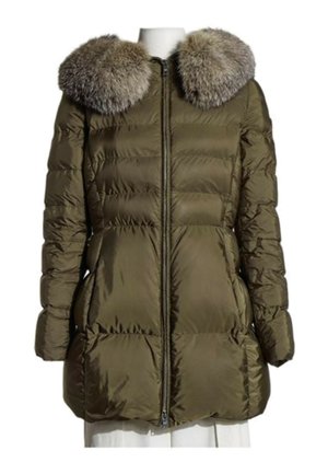 Manteau d'hiver matelassé vert olive avec fermeture éclair frontale et grand col en fourrure duveteuse sur un mannequin blanc.