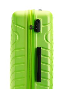 Maleta dura verde con superficie texturizada, ranuras verticales, candado de combinación negro y asa lateral negra. El cierre recorre la longitud.