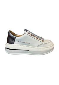 Sneaker bianco in pelle con un accento in pelle grigia, punta arrotondata, chiusura con lacci frontale e suola spessa bianca con dettaglio a striscia nera.