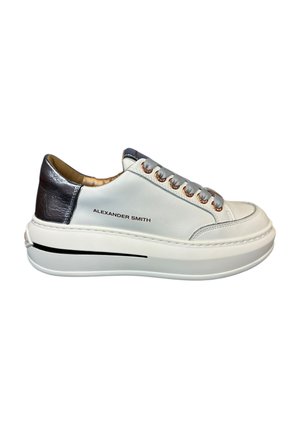 Sneaker bianco in pelle con un accento in pelle grigia, punta arrotondata, chiusura con lacci frontale e suola spessa bianca con dettaglio a striscia nera.